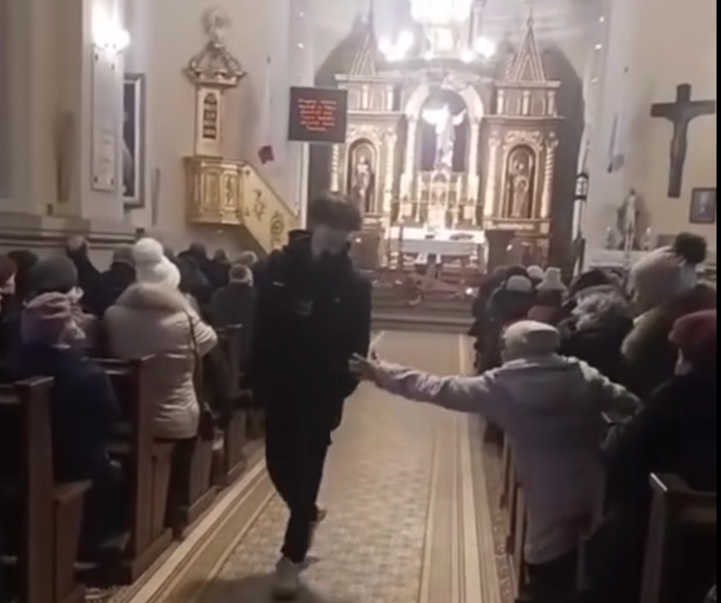 Puścił wulgarną piosenkę w kościele! Czeka go kara