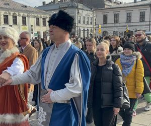 Maturzyści z Nowego Sącza zatańczyli poloneza na Rynku 