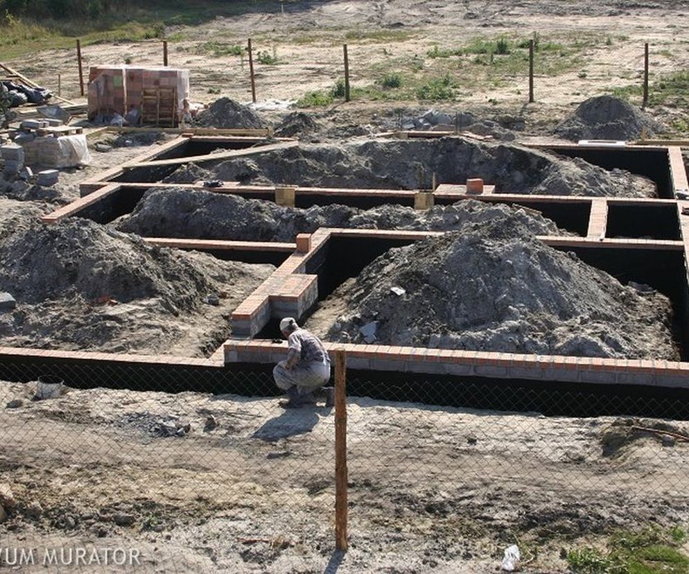 Hydroizolacja fundamentów jest szczególnie ważna zwłaszcza w miejscach podmokłych. Już na etapie projektowania należy dobrać optymalny system hydroizolacyjny (nie sam materiał) 