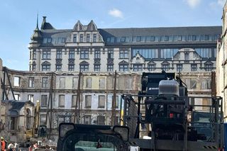 Zajrzeliśmy przez fasadę kamienic. Tak powstaje Kwartał Dworcowa