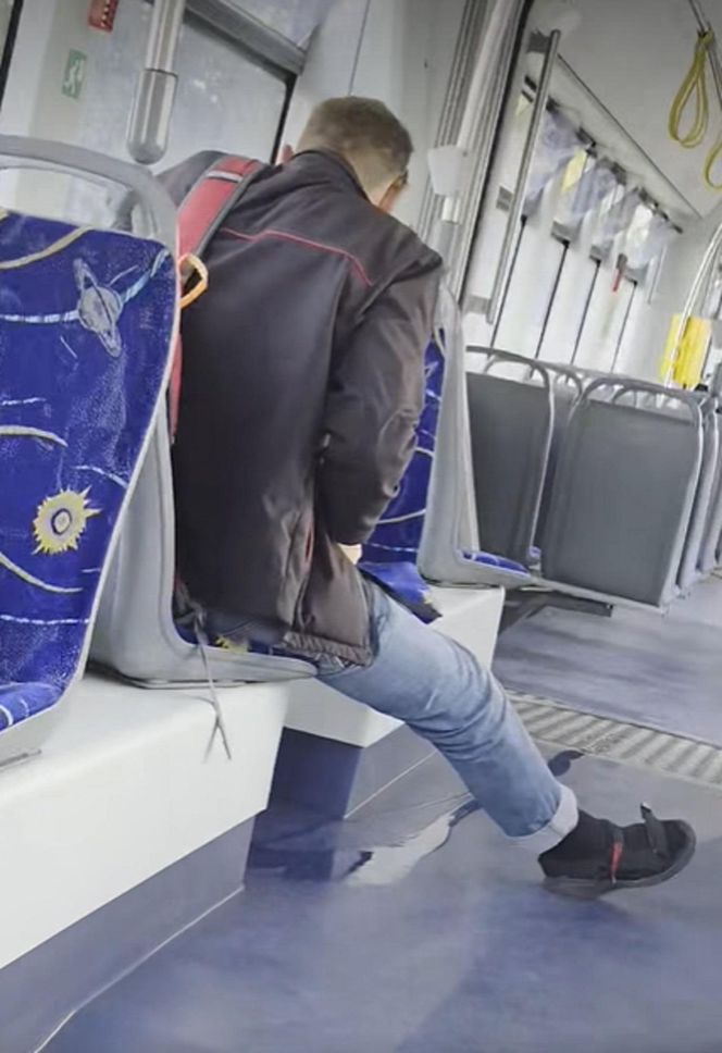 Oddał mocz w toruńskim tramwaju. Wszystko się nagrało