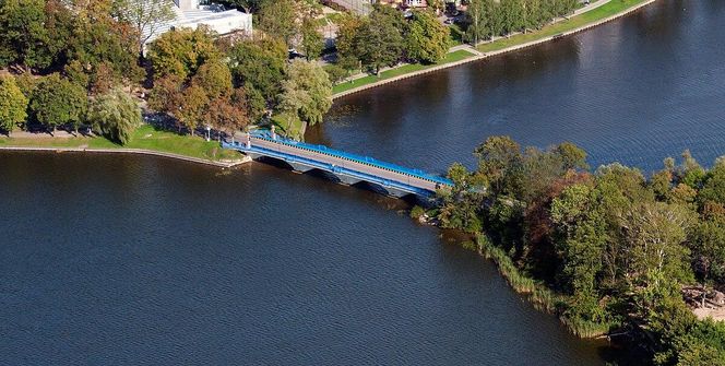   Ełk. Tłumy turystow odwiedzają to miasto. Jest największym na Mazurach