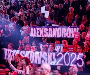 Konwencja KO w Gliwicach. Tusk, Trzaskowski, Protest związkowców i sprzedaż flag Polski i UE