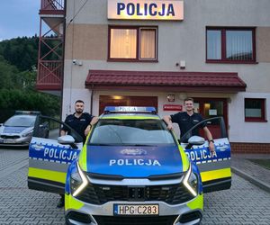 Pożar domu w Uszwi: Policjanci uratowali 2 mężczyzn z płomieni