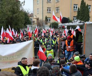 Protest rolników 20 marca przed Lubelskim Urzędem Wojewódzkim w Lublinie