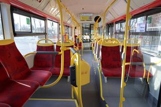 Pustki w autobusie nowej linii dla seniorów