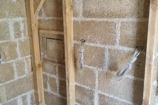 Domek modelowy z bloczków z paździerzy konopnych