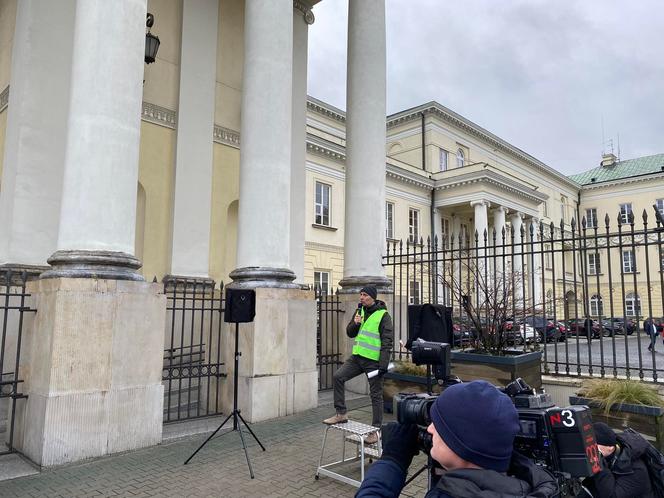 Warszawa: pracownicy MPO protestowali przed ratuszem