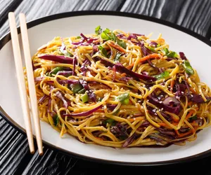 Sałatka z chińskim makaronem i orzechowym dressingiem. Smaczna i sycąca