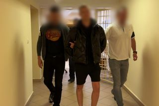 22-latek z Warszawy wpadł z toną narkotyków. W mieszkaniu broń i maczeta