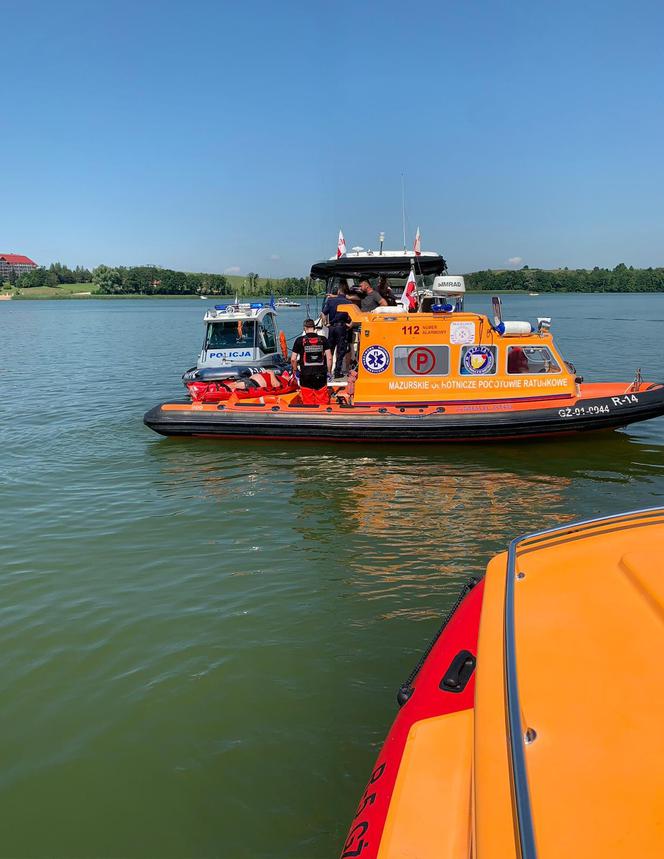 Mikołajki. Śmigłowiec spadł do jeziora Tałty! Leciały nim trzy osoby [FOTO]