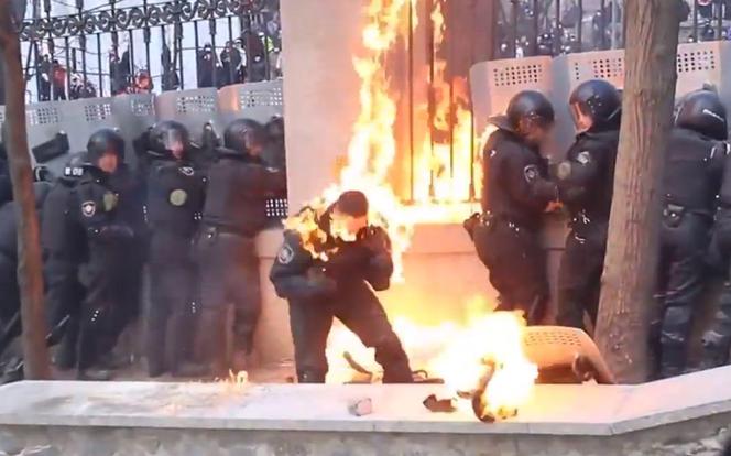 Kijów wciąż walczy. Demonstracje nie ustają też w innych miastach Ukrainy. Wideo