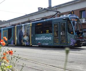 Po Poznaniu jeździ tramwaj w stylu serialu Netflixa. Nawet wnętrze jest jak z Bridgertonów!