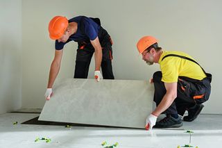 Płytki wielkoformatowe - jak zaplanować układ, przygotować podłoże i jak je przykleić?