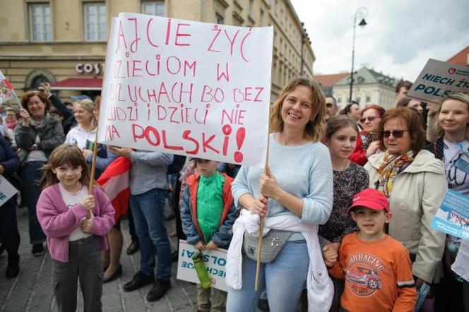 Narodowy Marsz Życia przez Warszawę. Organizatorzy mówią, że idą w obronie „poczętych dzieci zagrożonych aborcją”