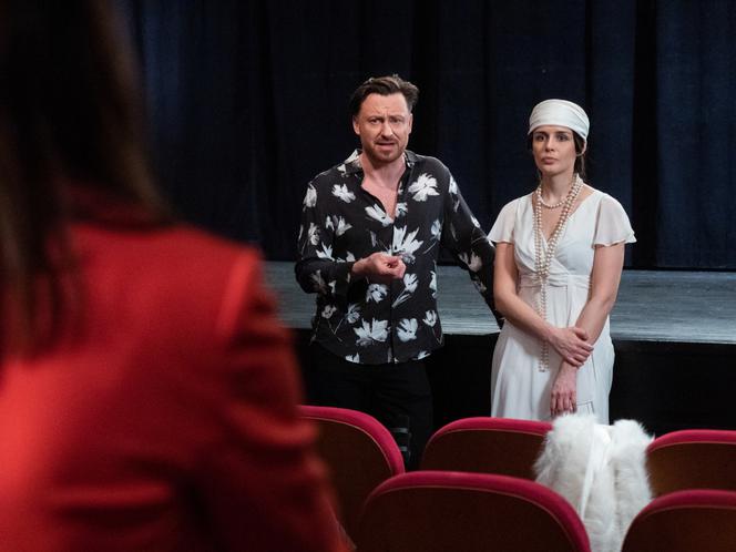 Na Wspólnej odc. 3273. Marta (Joanna Jabłczyńska), reżyser Halicki (Adam Szczyszczaj), aktorka (Sylwia Gola)