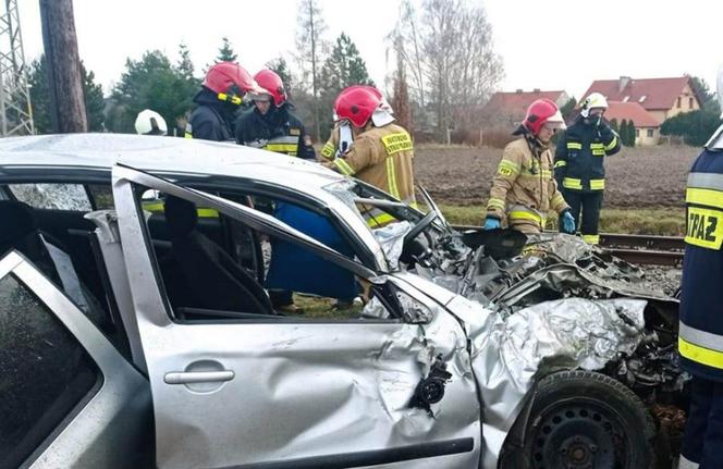 Wypadek w Osinach na przejeździe kolejowym