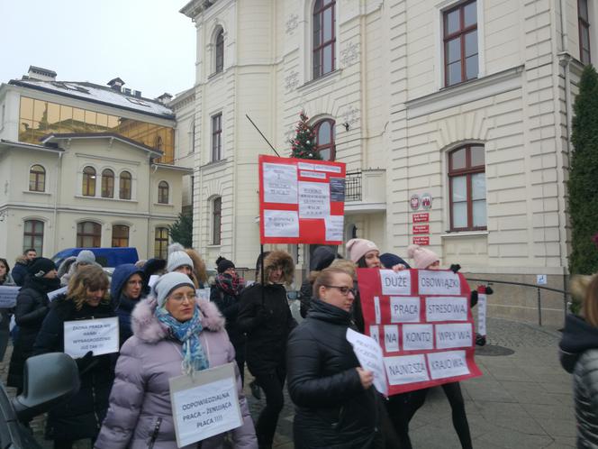 Bydgoszczanie walczą o podwyżki przed sądem. "Pracownik sądowy - status głodowy!"