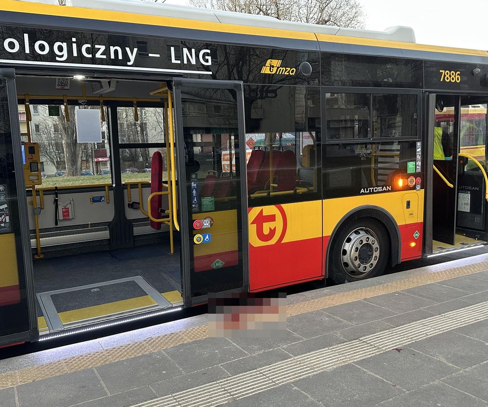 Tragiczne potrącenie w Warszawie. 16-latka została wciągnięta pod autobus. Wstrząsające szczegóły 