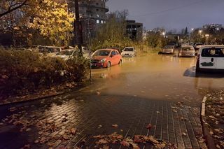 Duża awaria wodociągowa na osiedlu Rusa w Poznaniu. Sytuacja jest opanowywana