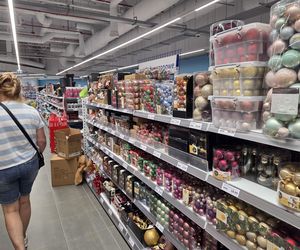 Lato się kończy, a w sklepach już święta Bożego Narodzenia. Klienci w szoku. To przesada!