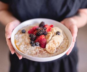 Do płatków owsianych dodaję ten serek i wstawiam do lodówki. Następnego dnia mam gotowe śniadanie 