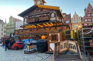 Choinka we Wrocławiu prawie gotowa. Zdania mieszkańców znowu podzielone [ZDJĘCIA]