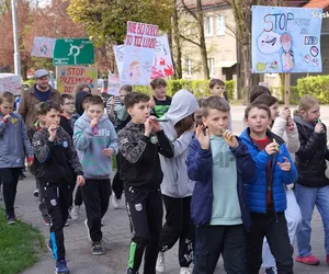 Dzieci z Łazisk Górnych przeciw agresji. Przeszły ulicami miasta z transparentami 