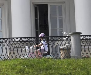 Kasia Nawrocka czuje się już w Belwederze jak u siebie! Przemieszcza się na rowerku!