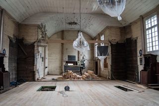 Drewniany kościół pw. św. Apostołów Szymona i Judy Tadeusza.