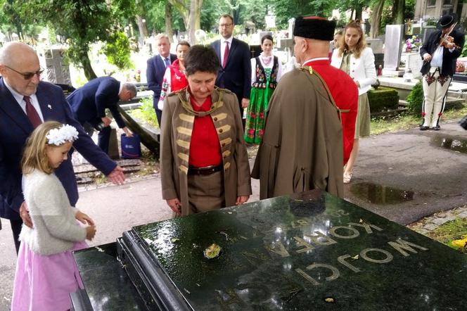 Ceremonia skromna, przy dźwiękach góralskiej muzyki