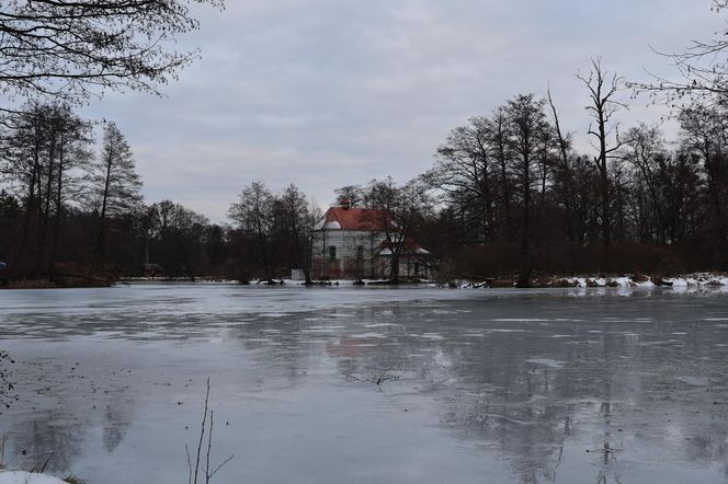 Kościół pw. św. Jana Nepomucena w Zwierzyńcu. Tak „kościół na wodzie” prezentuje się zimą