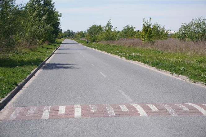 Na prostym odcinku drogi biegnącym przez łąki ustawiono aż osiem progów zwalniających 