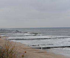 Zimne lato 2025. Katastrofa wakacyjna nad morzem i na Mazurach. Pustki w kurortach