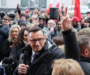 Mateusz Morawiecki pojawił się w budynku prokuratury w Warszawie. Ma usłyszeć zarzuty ws. wyborów korespondencyjnych z 2020 roku