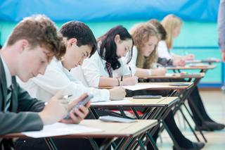 Egzamin ósmoklasisty 2022: Jak napisać ogłoszenie? Czy trzeba się pod nim podpisać?