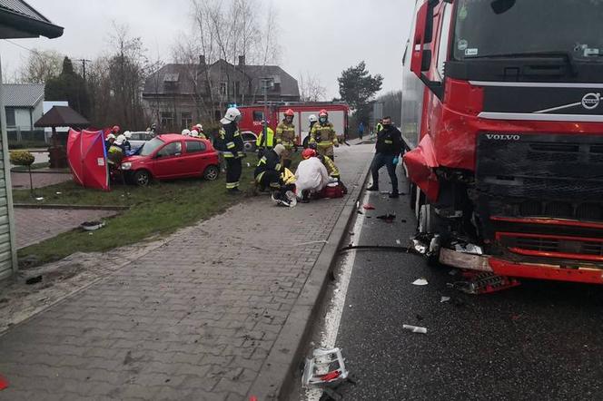 Łubnice. Nie żyje młody mężczyzna. Jechał jako pasażer z 19-latką. Nagle uderzyli w ciężarówkę