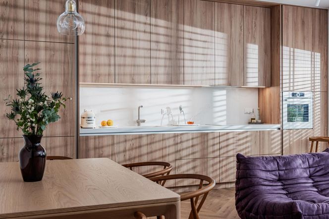 Mieszkanie w stylu modern organic pozbawione przypadkowych przedmiotów. Zdominowało je duńskie wzornictwo