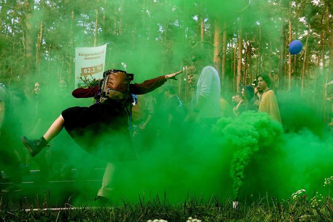 Protest przeciw planowanej rozbudowie fabryki Tesli pod Berlinem 