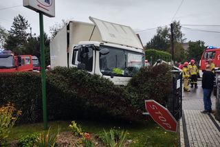 Wypadek w Stróżach. Dostawczak staranowany przez ciężarówkę