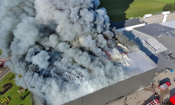 Pożar akumulatorowni na poddaszu zakładu przetwórstwa drobiu w Kawle