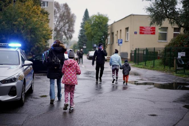 Kolejna "Szkolna ulica" w Warszawie. Samochodem tam nie wjedziesz