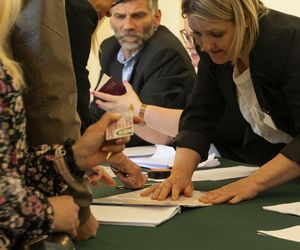 Glosowanie w wyborach prezydenckich przy polskiej ambasadzie w Paryżu