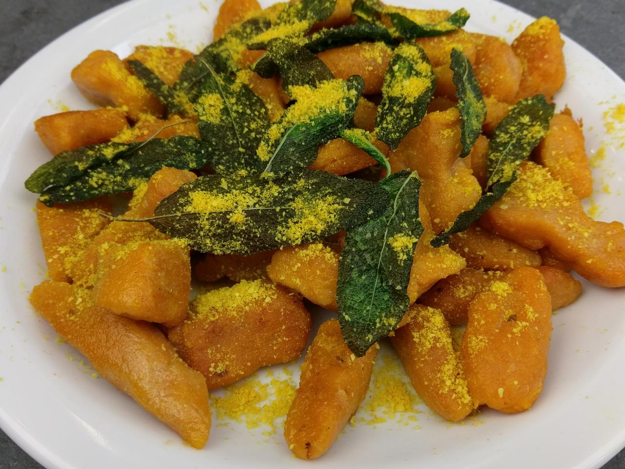 Kopytka z batatów z szałwią i wegańskim parmezanem