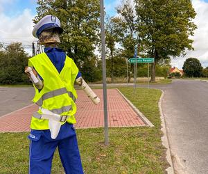 Porządku na drodze pilnuje stróż prawa z drewna