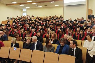 100 studentów kierunku lekarskiego Uniwersytetu Radomskiego otrzymało dyplomy zakończenia studiów 