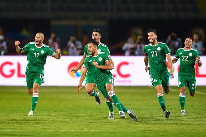Youcef Belaili (nr 8) zdobył zwycięską bramkę w w meczu Algierii z Senegalem.
