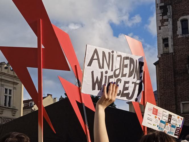 Protesty "Ani Jednej Więcej!" w całej Polsce. Kobiety wyszły na ulice po śmierci Doroty