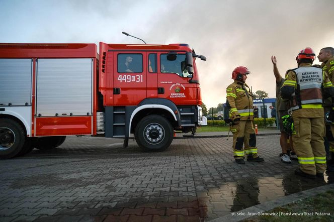 Pożar akumulatorowni na poddaszu zakładu przetwórstwa drobiu w Kawle