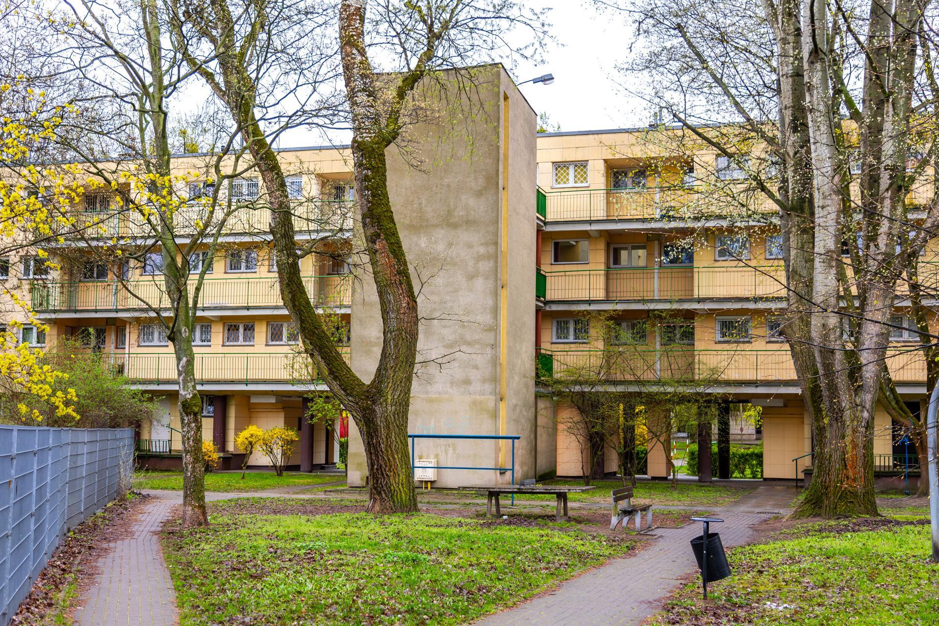 Osiedle WSM Koło II w Warszawie - zdjęcia. Pablo Picasso na ścianie i klatki schodowe typu ser